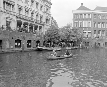 885099 Gezicht op de werf aan de Oudegracht bij de Stadhuisbrug en de Oudegracht te Utrecht, tijdens de ...